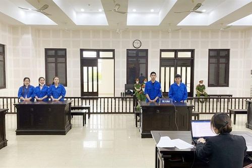 2 chị em rủ người yêu và đồng bọn đi 'săn dế' tại lễ hội