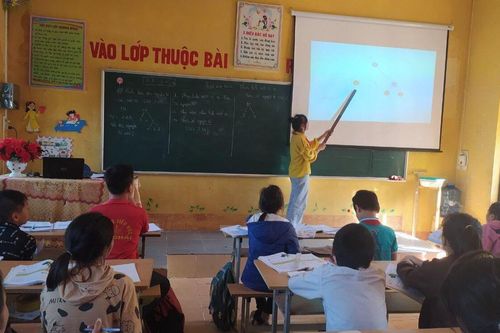 Chuyển đổi số trong trường học: Phổ cập thế nào khi khó khăn bủa vây?