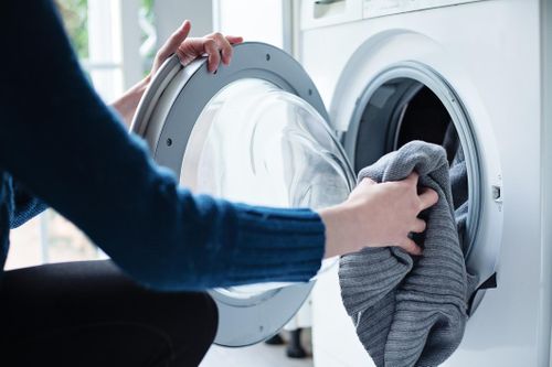 Trường giặt quần áo cho học sinh khó khăn
