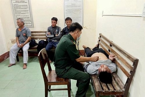 Đi biển gặp thời tiết xấu, 4 ngư dân trôi dạt trên biển