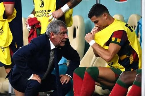 HLV tuyển Bồ Đào Nha ám chỉ mất việc vì Ronaldo?