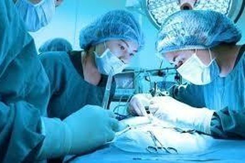 Bé trai 4 tuổi bị kim may đâm xuyên phổi