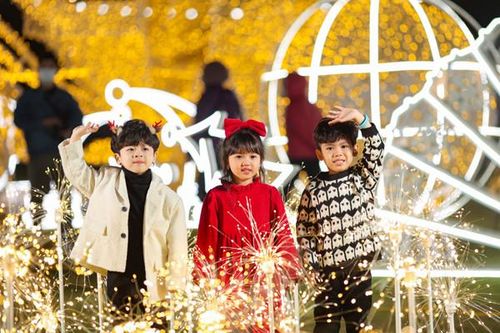 Đón Noel, Ecopark thắp sáng 'ngôi làng cổ tích' kỳ ảo