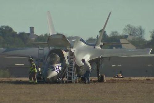 Khoảnh khắc F-35 bất ngờ rơi xuống đường băng khi đang hạ cánh