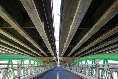 Cầu vòm sắt hàng chục tỷ đồng không bóng người qua lại
