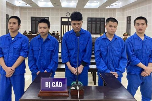 Đang yên đang lành 'nổi hứng' hôn tay bạn gái người khác, thanh niên 'rước họa' vào thân