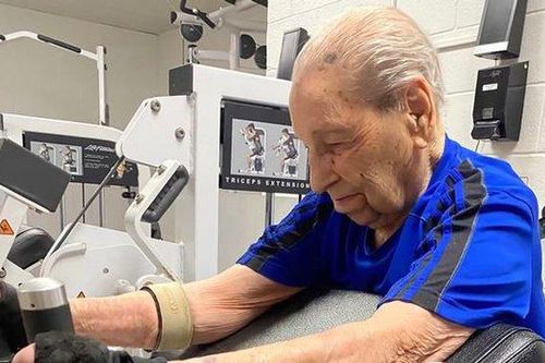 Cụ ông 100 tuổi nâng tạ, tập cardio 3 tiếng mỗi ngày, 5 ngày/tuần