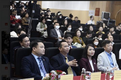Các nhà khoa học bàn về kinh tế và xã hội trong môi trường số