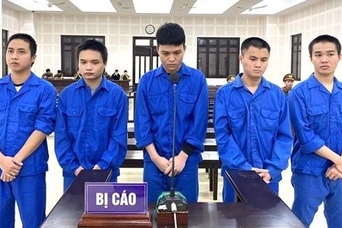 Phạt tù nhóm côn đồ đánh thương tích 'kẻ phá bĩnh' ve vãn nữ nhân viên