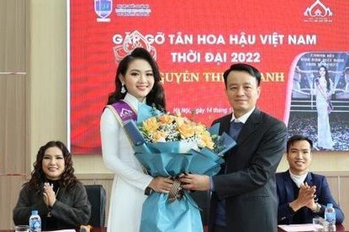 Hoa hậu Nguyễn Mai Anh diện áo dài trắng về thăm trường cũ