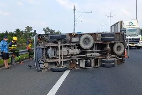 Xe tải lật ngang trên cao tốc TPHCM - Trung Lương, kẹt xe hơn 4km