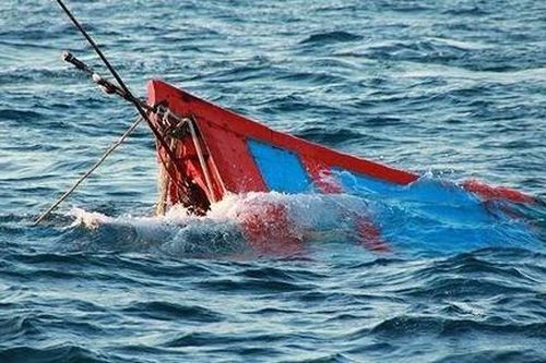 Xác minh làm rõ một tàu của ngư dân bị hai tàu khác đâm chìm ngoài biển