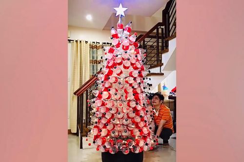 Người đàn ông Philippines làm cây thông Noel cao hơn 2m từ vỏ chai nhựa