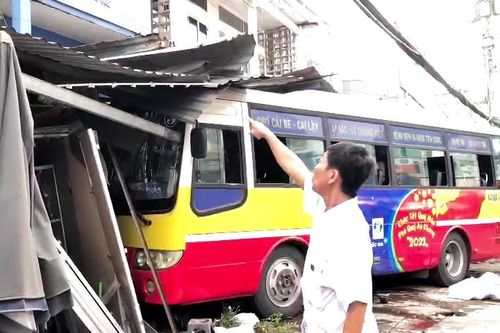 Xe buýt bị mất lái lao vào nhà dân