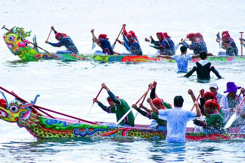 Bắn pháo hoa và đua thuyền mừng kỷ niệm 30 năm thành lập đảo Lý Sơn