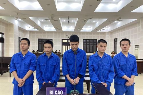 Bạn gái bị sàm sỡ, thanh niên rủ đồng bọn trả thù