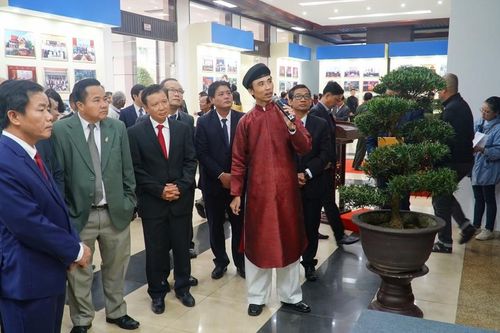 Triển lãm tranh ảnh 'Nghĩa tình sâu nặng Việt - Lào'