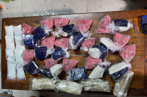 Băng nhóm buôn gần 5kg ma túy, tàng trữ 1 khẩu súng và 40 viên đạn