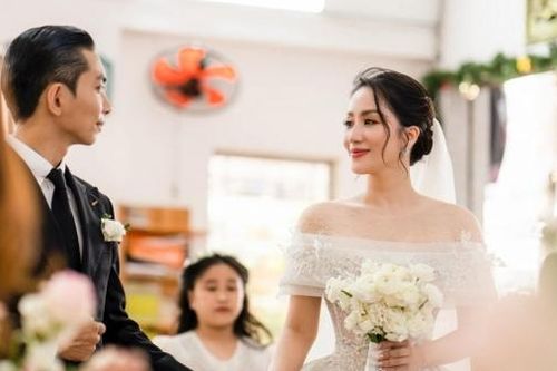 Cô dâu Khánh Thi rạng rỡ trong hôn lễ tại nhà thờ
