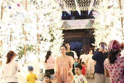 'Tuyết' phủ trắng nhiều hẻm ở TPHCM, người dân tấp nập đến 'check-in' đón Noel sớm