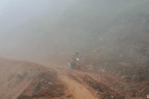 Tạm thông đường, xe ô tô vào được trung tâm xã Tây Sơn (Kỳ Sơn)