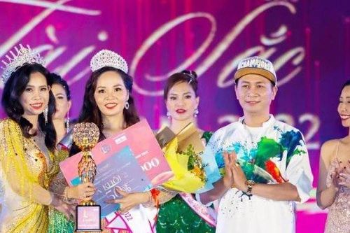 Doanh nhân Nguyễn Hồng Thoa gây ấn tượng với thần thái tại chung kết Hoa khôi Doanh nhân Tài sắc Việt Nam năm 2022