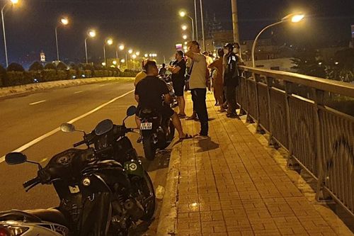 Cha vội vàng chạy đến khi nhận tin con trai đứng ở thành cầu, vừa giáp mặt liền chứng kiến cảnh đau lòng