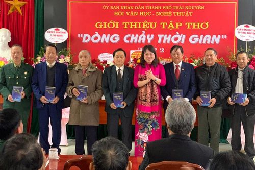 Giới thiệu tập thơ 'Dòng chảy thời gian' 2