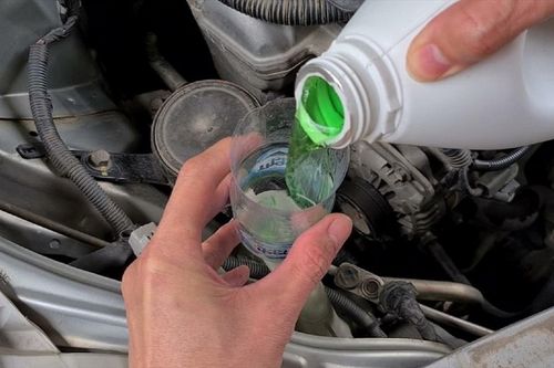 Dấu hiệu cảm biến báo mức nước kính ô tô có vấn đề