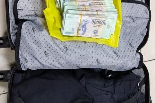 Một hành khách bỏ quên vali tiền ở sân bay Nội Bài