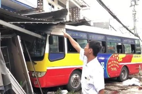 Xe buýt mất lái cuốn xe máy vào gầm rồi lao thẳng vào nhà dân