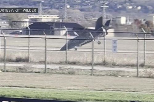 Tiêm kích F-35 của Mỹ lao xuống đường băng, phi công thoát hiểm trong gang tấc