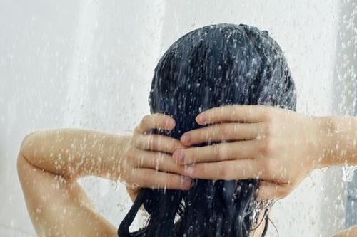 Lưu ý khi khi tắm ngày trời lạnh phòng tránh đột quỵ