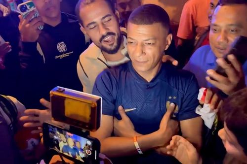 CĐV giống hệt Mbappe gây náo loạn ở Qatar