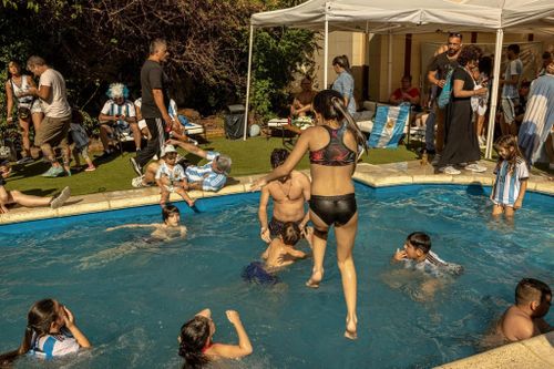 Trải nghiệm độc nhất khi xem World Cup tại nhà Maradona