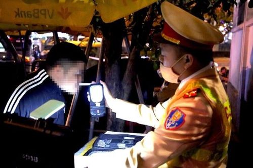 Tài xế say xỉn xuất trình thẻ nhà báo nghi làm giả