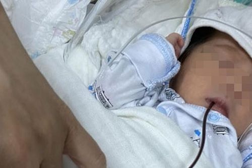 Vừa sinh đã nôn ra máu, bác sĩ cảnh báo cha mẹ
