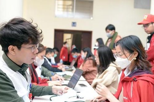 Sinh viên xếp hàng dài tham gia hiến máu tại chương trình Chủ nhật Đỏ