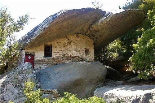 Những ngôi nhà bí ẩn chống cướp biển trên 'đảo của người trường thọ'