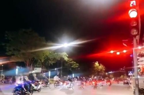 Hàng chục thanh niên gây náo loạn trên phố, ném chai thủy tinh vào nhà dân