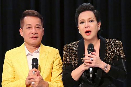 Minh Nhí nghẹn ngào bên Việt Hương khi ra mắt sân khấu ở tuổi 59