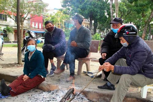 Người dân Nghệ An đốt lửa sưởi ấm trong giá rét