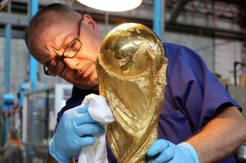 Vì sao sau lễ trao giải cho đội vô địch World Cup đêm nay, cúp vàng lại quay về Italia?