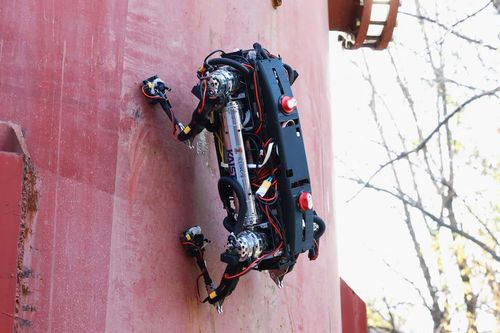 Robot 4 chân có khả năng leo tường, trần cấu trúc kim loại như bồn chứa dầu lớn
