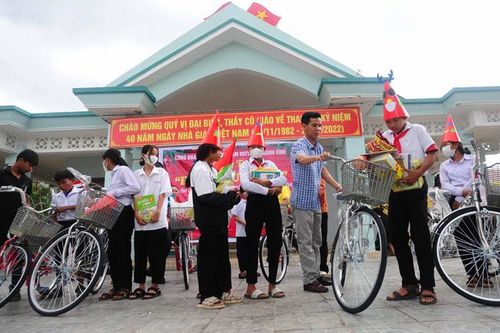 Trao quà và xe đạp cho học sinh khó khăn huyện Khánh Vĩnh