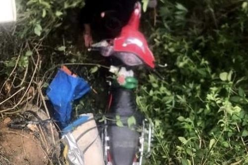 Phát hiện thi thể người bán muối dưới hố nước ven đường