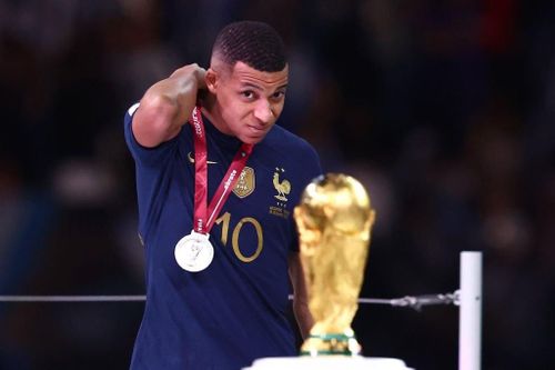 Chủ tịch PSG an ủi Mbappe