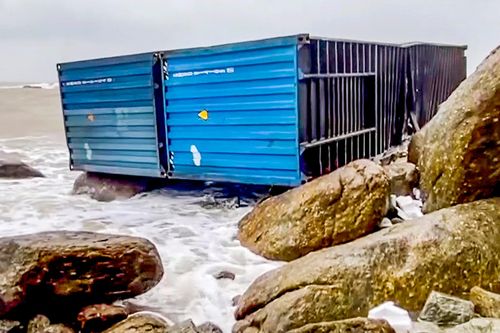 Thêm nhiều thiết bị điện tử trôi dạt vào làng chài ở Quảng Ngãi
