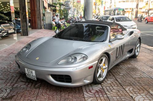 Ông Đặng Lê Nguyên Vũ cầm lái Ferrari 360 Spider tại TP.HCM