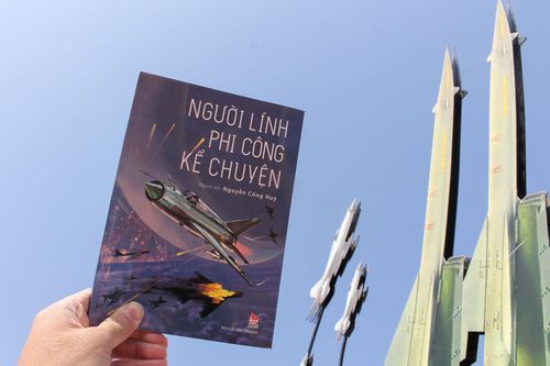 Ra mắt tập truyện ký 'Người lính phi công kể chuyện'